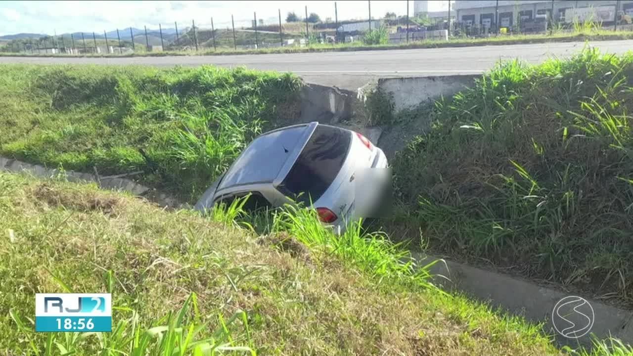 Três pessoas ficam feridas em colisão entre carro e caminhão na BR-393, em Barra do Piraí